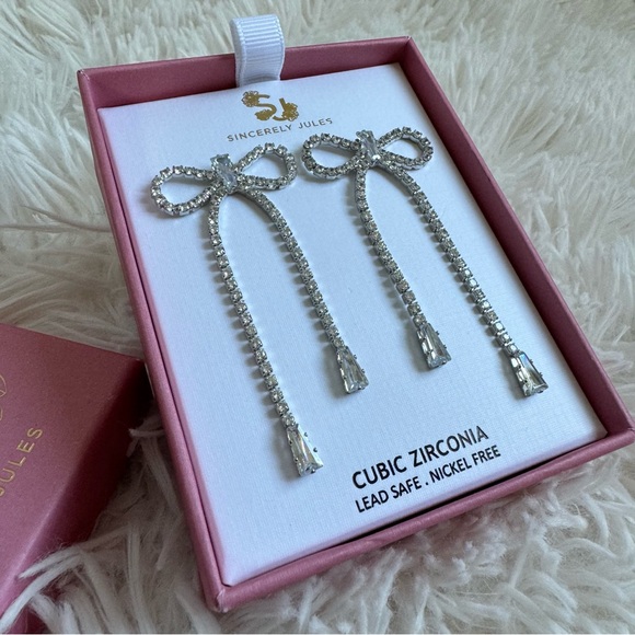 Sincerely Jules Cubic Zirconia Bow Earrings (Silver) - Picture 5 of 14